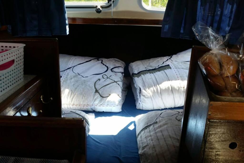 Boat Allemansfreon - Kamperen Op Het Water - Niet Om Mee Te Varen - Read Host Profile-Lees Hostprofiel Jutrijp Exteriör bild