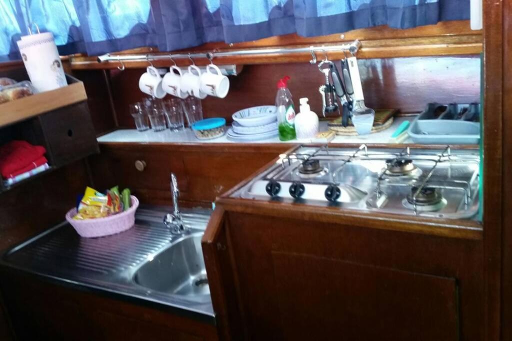 Boat Allemansfreon - Kamperen Op Het Water - Niet Om Mee Te Varen - Read Host Profile-Lees Hostprofiel Jutrijp Exteriör bild