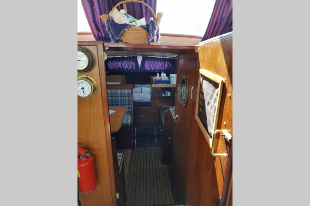 Boat Allemansfreon - Kamperen Op Het Water - Niet Om Mee Te Varen - Read Host Profile-Lees Hostprofiel Jutrijp Exteriör bild