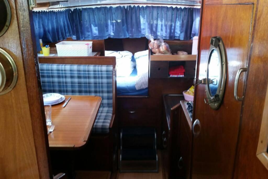 Boat Allemansfreon - Kamperen Op Het Water - Niet Om Mee Te Varen - Read Host Profile-Lees Hostprofiel Jutrijp Exteriör bild