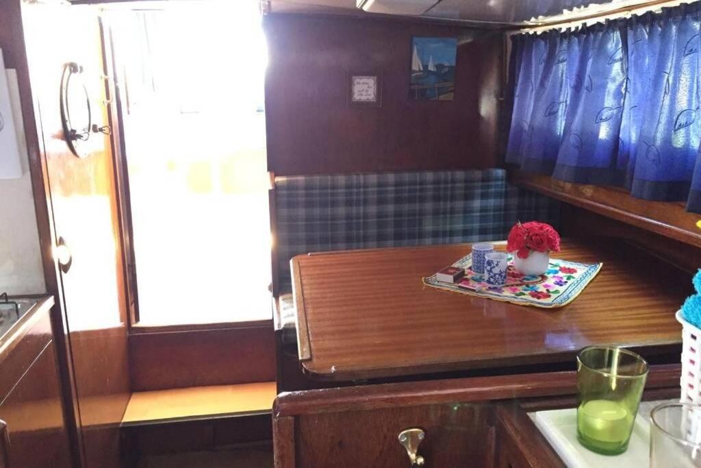 Boat Allemansfreon - Kamperen Op Het Water - Niet Om Mee Te Varen - Read Host Profile-Lees Hostprofiel Jutrijp Exteriör bild
