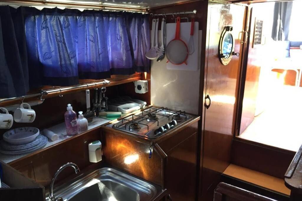 Boat Allemansfreon - Kamperen Op Het Water - Niet Om Mee Te Varen - Read Host Profile-Lees Hostprofiel Jutrijp Exteriör bild