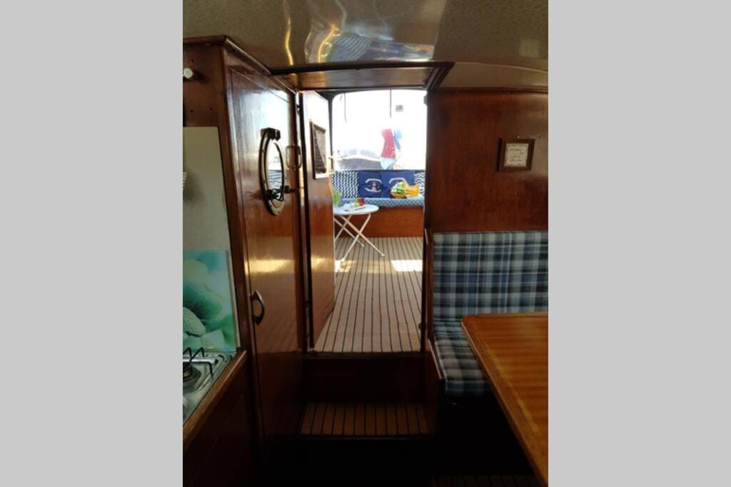 Boat Allemansfreon - Kamperen Op Het Water - Niet Om Mee Te Varen - Read Host Profile-Lees Hostprofiel Jutrijp Exteriör bild