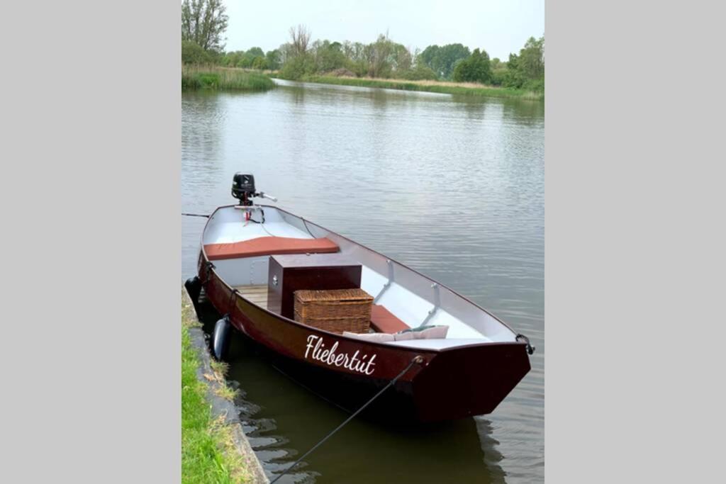 Boat Allemansfreon - Kamperen Op Het Water - Niet Om Mee Te Varen - Read Host Profile-Lees Hostprofiel Jutrijp Exteriör bild